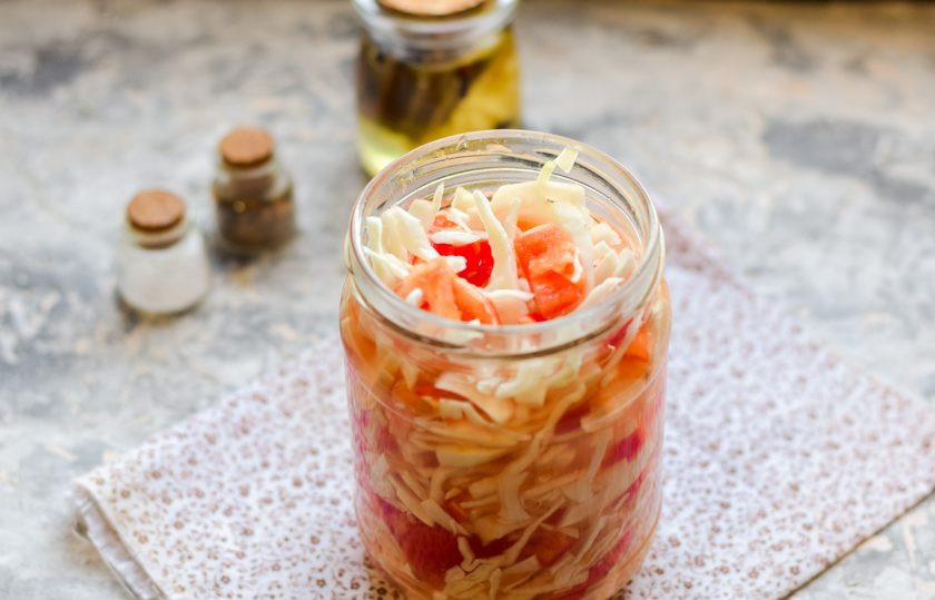 1. Этап. Простой салат из капусты на зиму: Разложите салат по стерильным банкам.