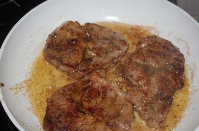 1. Этап. Свинина в соевом соусе: Через час наливаем в сковороду масло и ставим ее на сильный огонь. Когда масло хорошо прогреется, выкладываем на сковороду мясо и обжариваем с каждой стороны до золотистого цвета (по 5 минут с каждой стороны).