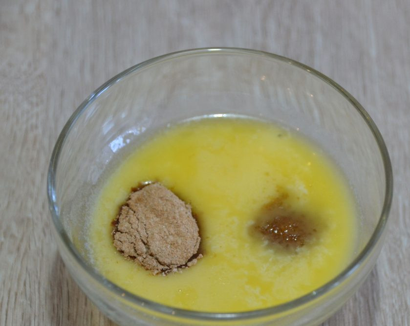 1. Этап. Бретонский яблочный пирог: Подготовьте смесь для смазывания пирога перед выпечкой, для этого растопите сливочное масло, добавьте 1 ч.л. тростникового коричневого сахара, щепотку корицы, смешайте.