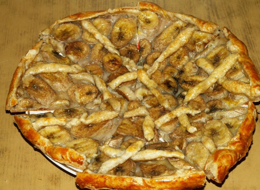 1. Этап. Банановый пирог из слоеного теста: Запекайте до румяной корочки.