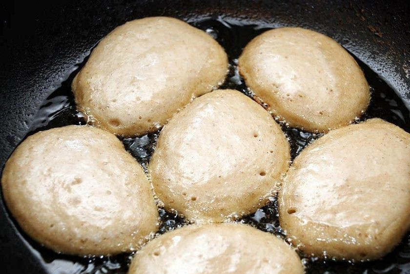 1. Этап. Банановые оладьи с изюмом: Столовой ложкой набирайте тесто, выкладывайте его в разогретое масло, формируя овальные оладьи.