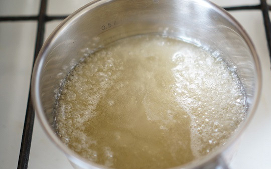 1. Этап. Грушевый шоколадный пирог: 1. Первым делом нужно заняться карамельным соусом. Соедините в небольшом сотейнике сахар и воду и отправьте на огонь. Сначала, пока сахар полностью не раствориться, подержите на медленном огне. Затем увеличьте до максимума и дайте соусу приобрести красивый коричневатый оттенок. Все это время перемешивать карамель нельзя!