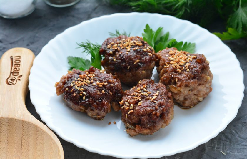 1. Этап. Котлеты по-корейски: Готовые колеты присыпьте кунжутом и подавайте к столу. Приятного аппетита!