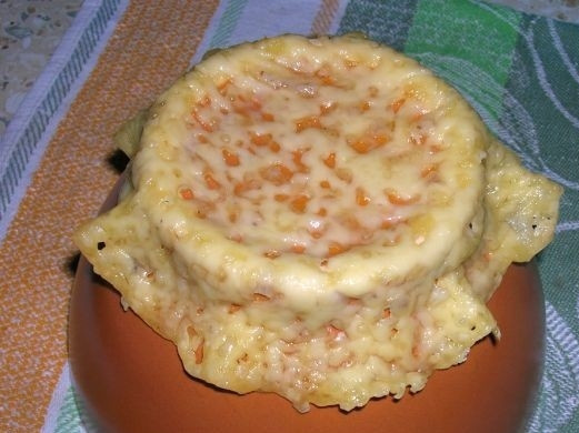 1. Этап. Корзиночки с салатом: 5. Лопаткой осторожно снимаем сырный корж, перекладываем его на форму и загибаем края.