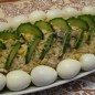 Грибной салат Половину репчатого лука режем кубиками и обжариваем в небольшом количестве растительного масла. Грибы желательно использовать свежие или замороженные лесные грибы, смесь грибов, крупно нарезанных. Всё обжариваем на среднем огне до мягкости лука (если грибы свежие, то предварительно отварить, слить воду) Морковь натираем на крупной тёрке, добавляем к грибам. Отварную грудку курицы разбираем на волокна. Можно добавить в салат так, а можно, следуя рецепту, добавить к обжаренным грибам, так же можно выдавить через пресс или мелко порубить дольку чеснока (на любителя). Потушить всё вместе около 2-3 минут. Остудить. Вторую половинку лука мелко шинкуем кубиком. Перепелиные яйца отвариваем, очищаем (у меня много, так как я использовала яйца и для украшения салата, да и полезней они куриных... конечно в разумных количествах), на салат в среднем уходит от 10 до 20 шт, по вашему вкусу и предпочтениям. Можно, но не рекомендуется (вкус уже будет не тот) заменить перепелиные яйца куриными: 3 перепелиных =1 куриное (крупное) Яйца нарезаем полукольцами, добавляем лук, консервированные шампиньоны (мелкие целые или порезанные большие, иногда шампиньоны заменяются консервированными опятами). Сыр натираем на мелкой тёрке, смешиваем всё вместе - тушёные грибы и остальные ингредиенты. Добавляем майонез или, как в моём случае, соус (я использовала соус тар-тар ). Солим и перчим по вкусу. Даём пропитаться. Выкладываем в салатницу, украшаем и ставим на стол. Уплетаем ))) Приятного аппетита.