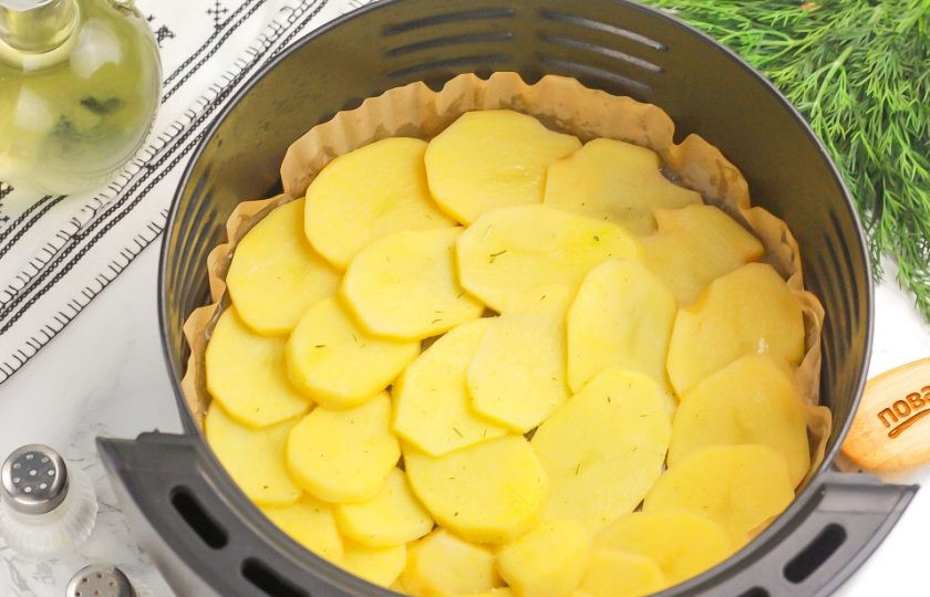 1. Этап. Мясо по-французски в аэрогриле: Поперчите и присыпьте приправой, оставляя ее и для картофельного слоя. По желанию можно добавить еще молотую паприку, молотый сушеный чеснок и т.д.