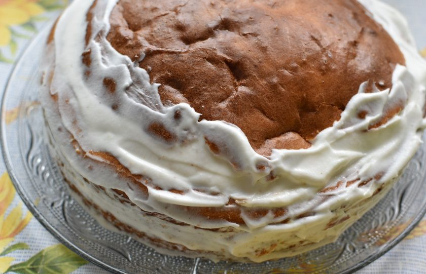 1. Этап. Бисквит на сгущенном молоке с миндальной мукой: Сложите коржи друг на друга, прослаивая взбитыми сливками. Смажьте сливками края и верх бисквита и присыпьте сверху миндалем, кокосом или шоколадом на ваш вкус.