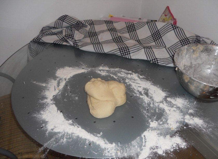 1. Этап. Булочки с корицей и изюмом: Для начала смешайте дрожжи с 1/3 муки и отложите в сторону. В кастрюле смешайте молоко (300 мл), масло, соль, пока всё не растворится, затем добавьте в кастрюлю яйцо и муки. Высыпьте в кастрюлю дрожжи с мукой и взбейте всё хорошенько! Если у вас есть миксер, то воспользуйтесь им. Слепите шар, положите его в миску, накройте полотенцем и оставьте в тёплом месте на час-полтора.