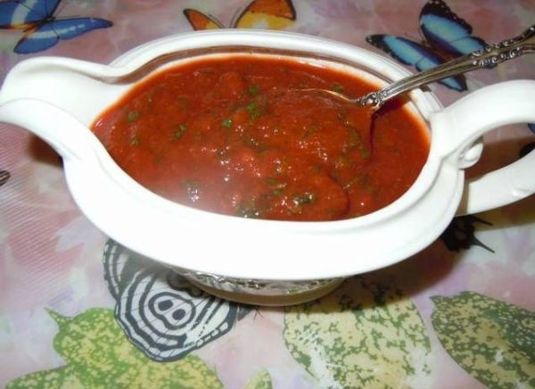 1. Этап. Томатный соус с кинзой: Дайте постоять соусу в холодильнике под крышкой пару часов. После этого можно дегустировать соус с горячими мясными блюдами. Приятной дегустации!