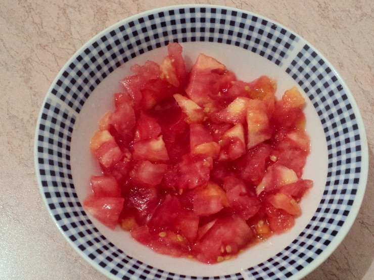 1. Этап. Паста со сливочным соусом: Помидоры мелко нарежьте.