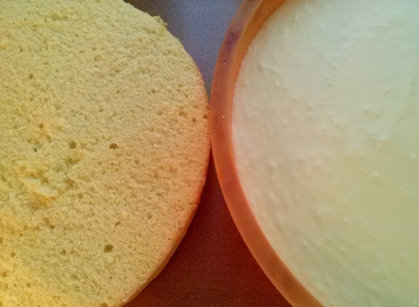 1. Этап. Птичье молоко (торт): Поверх выложите крем 