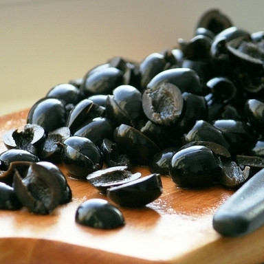 1. Этап. Курица по-провански: Маслины разрезаем пополам или на четвертины.