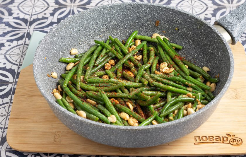 1. Этап. Фасоль с арахисом: В конце влейте соевый соус, посолите и поперчите по вкусу. Прогрейте еще 30 секунд и снимайте с плиты.