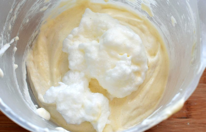 1. Этап. Меренговая шарлотка с малиной и белым шоколадом: В два приема введите оставшиеся белки методом сложения. Не вымешивайте тесто долго, работайте лопаткой быстро. Полной однородности добиваться не следует.