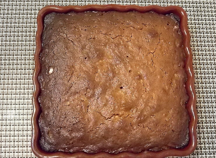 1. Этап. Пирог на вареной сгущенке с орехами: Переложите тесто в смазанную маслом форму и выпекайте при 180 градусах в течение тридцати минут до готовности.