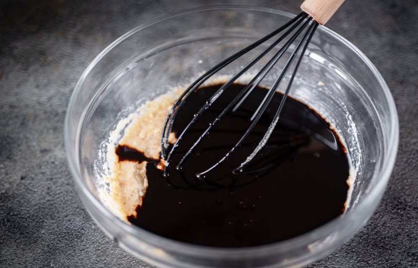 1. Этап. Пирог с патокой: Добавьте мальтозную патоку.