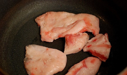 1. Этап. Плов узбекский: 3. В казан или другую посуду с толстым дном выложите жир и на среднем огне обжарьте минут 5-7.