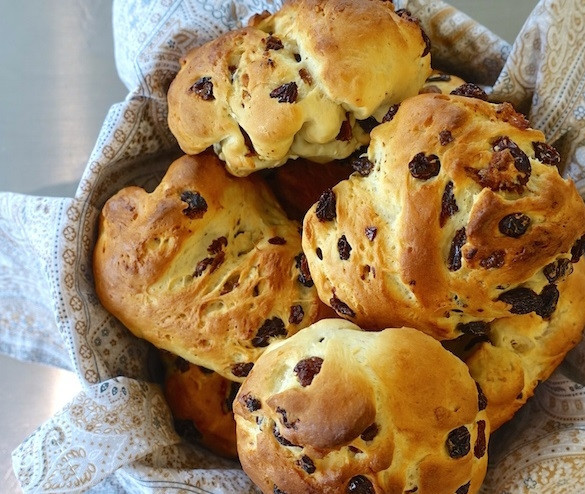 1. Этап. Булочки с изюмом в духовке: 10. Готовые булочки выложите в корзину и подавайте их к столу.