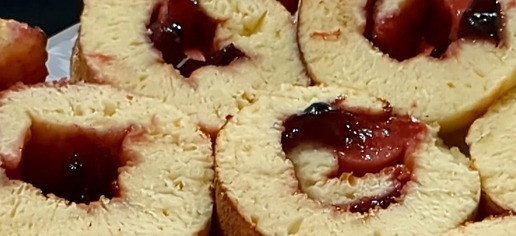 1. Этап. Сладкий рулет с джемом: Посыпьте сверху какао и нарежьте рулет на порционные кусочки. Приятного аппетита!