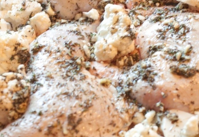 1. Этап. Куриные ножки с травами: 2. Вымойте мясо и оботрите его. Разберите на соцветия капусту. Перемажьте мясо и капусту приготовленной смесью.