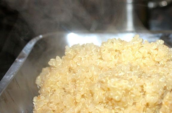 1. Этап. Салат на новогодний корпоратив: 3. Теперь в двух стаканах воды отварим киноа (в подсоленной воде) до готовности.