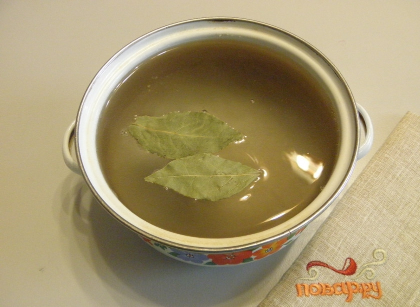 1. Этап. Капуста с буряком: Из воды, лаврового листа, сахара и соли сварите рассол. Смешайте и доведите до кипения, проварите минуту, а затем выключите огонь. Влейте уксус. Рассол готов.