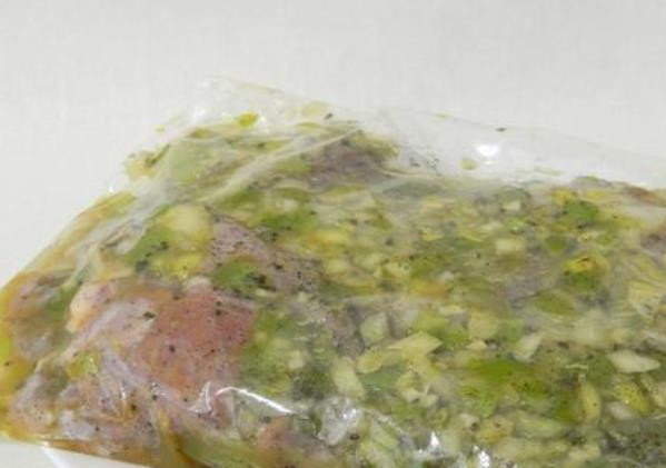 1. Этап. Баранина в мультиварке Редмонд: Отправьте в холодильник мариноваться на 12 часов.