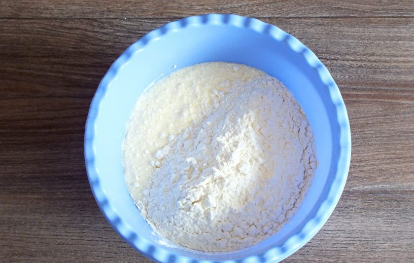 1. Этап. Печенье Айгуль: Добавьте 2/3 часть указанного количества муки. Перемешайте миксером.