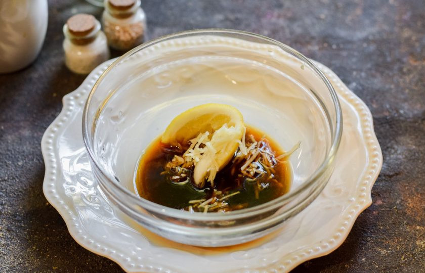 1. Этап. Курица по-шанхайски: Чеснок натрите на мелкой терке и добавьте в сковороду.