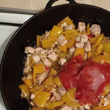 1. Этап. Гуляш с болгарским перцем: Далее добавить томатную пасту, все перемешать и обжаривать еще 5мин.