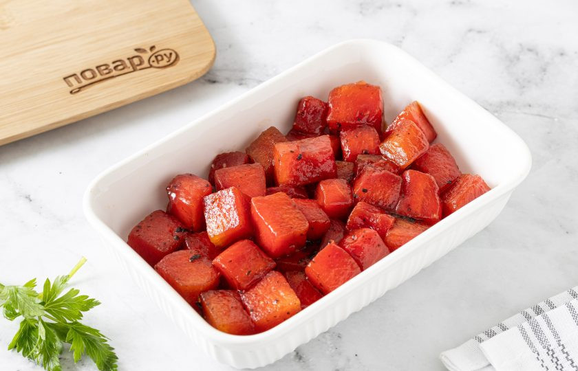 1. Этап. Тунец из арбуза: Выложите замаринованный арбуз в форму для выпечки. Выпекайте 45 минут в разогретой до 180 градусов духовке. Во время выпечки пару раз открывайте духовку и перемешивайте арбуз. После остудите и можно его подавать.