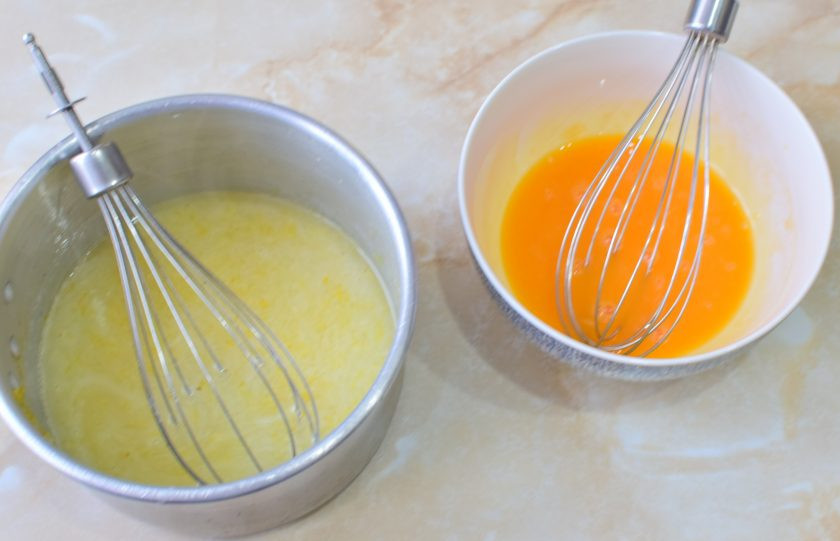 1. Этап. Апельсиново-лимонный курд: В отдельной миске взболтайте желтки. Сок доведите до кипения. При этом он загустеет. Постепенно вливайте его в желтки и активно вмешивайте.