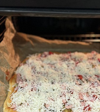 1. Этап. Пицца на дрожжевом тесте: Выпекать в духовке при 180 градусах, 20-25 минут