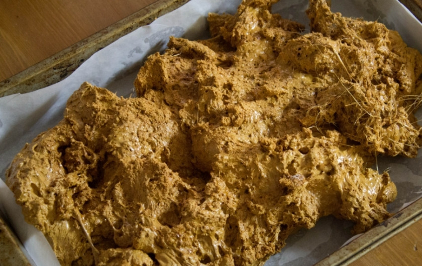 1. Этап. Взрывная карамель: 4. Запекаем примерно 5-10 минут (при этом маленькие взрывы все еще будут продолжаться), потом достаем и полностью остужаем. Получится как будто конфета: сверху твердая и крошится, а внутри — легкие пузырьки и необычная текстура!