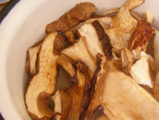 1. Этап. Грибная лапша из сушеных грибов: Промойте и замочите грибы на 30 минут в воде.