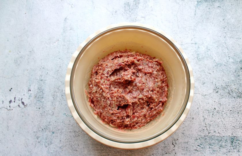 1. Этап. Котлеты из мраморной говядины: Все хорошо перемешайте и отбейте фарш до плотной массы. Уберите в холодильник на 30 минут.