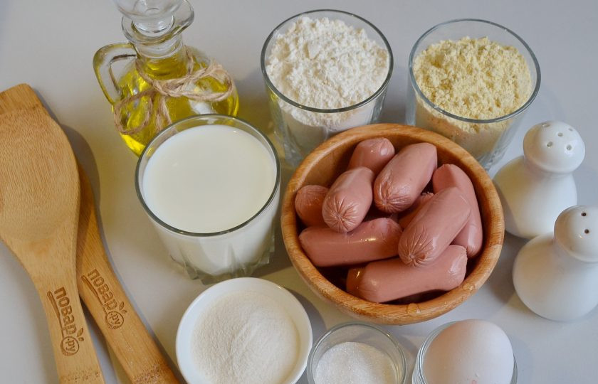 1. Этап. Мини корн-доги: Подготовьте продукты, масло для жарки, фритюрницу или антипригарную кастрюлю, всё будет быстро. Приступим!