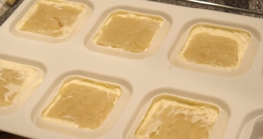 1. Этап. Муссовый торт Рафаэлло: Соберите муссовые порционные торты в силиконовые формочки. Первым слоем через кондитерский мешок выдавите мусс из сыра Маскарпоне, следом - застывший заварной крем, порезанный на квадратики, потом опять мусс и в конце - подложку из бисквита.