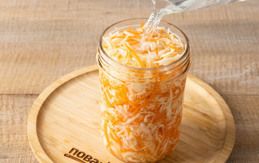 1. Этап. Капуста маринованная лимоном: Влейте маринад в банку, закройте крышкой. Оставьте на 30-35 часов мариноваться в холодильнике.