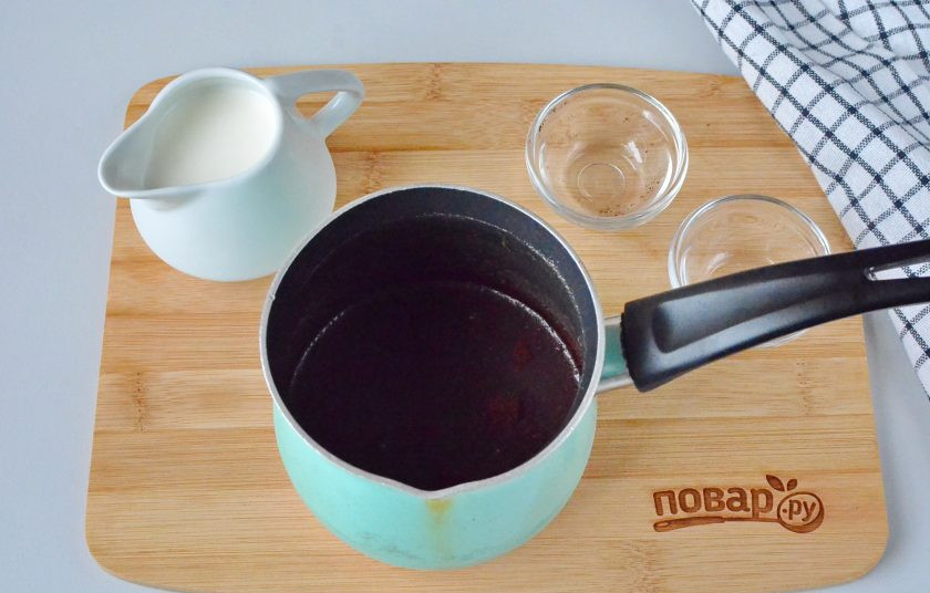 1. Этап. Кофе с молоком: В турочку налейте холодную воду, добавьте сахар и кофе. Перемешайте.