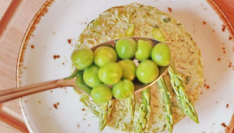 1. Этап. Салат с копченой колбасой и сыром: Посыпьте каждую порцию копченой паприкой, украсьте спаржей, горошком и остатками колбасы.