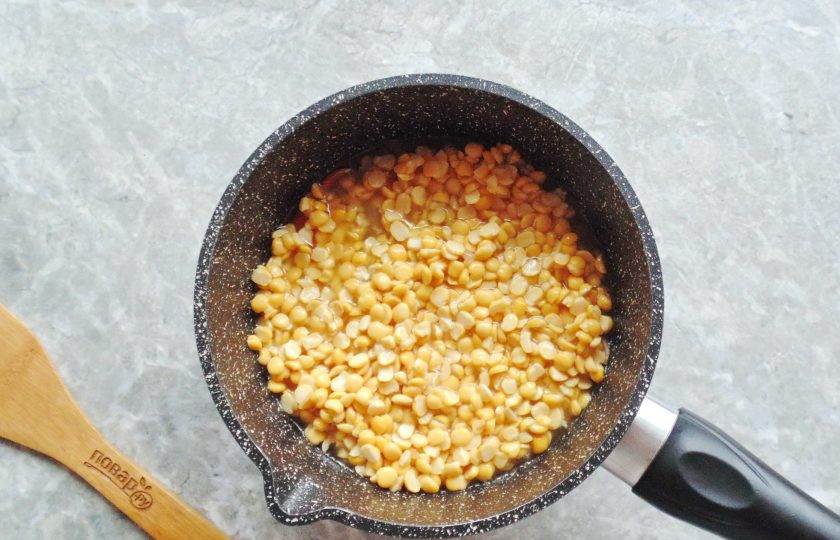 1. Этап. Гуляш с горохом: Добавьте в сотейник горох. Влейте примерно 150 мл. воды. Накройте крышкой и на небольшом огне готовьте, пока горох не начнёт развариваться.