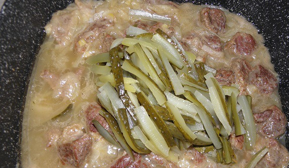 1. Этап. Гуляш со сливками: Соленые огурцы нарезать тонкой соломкой и добавить к мясу, тушить минут 10.