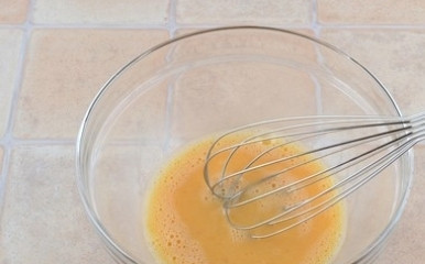 1. Этап. Брокколи со сливками: Яйца взбейте в глубокой миске.