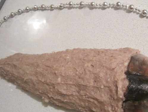 1. Этап. Сельдь рубленая: Выложите фарш на блюдо, формируя его рыбкой. С одной стороны приделайте голову селедки, а с другой — ее хвост. Глаза можно сделать из отварной моркови.