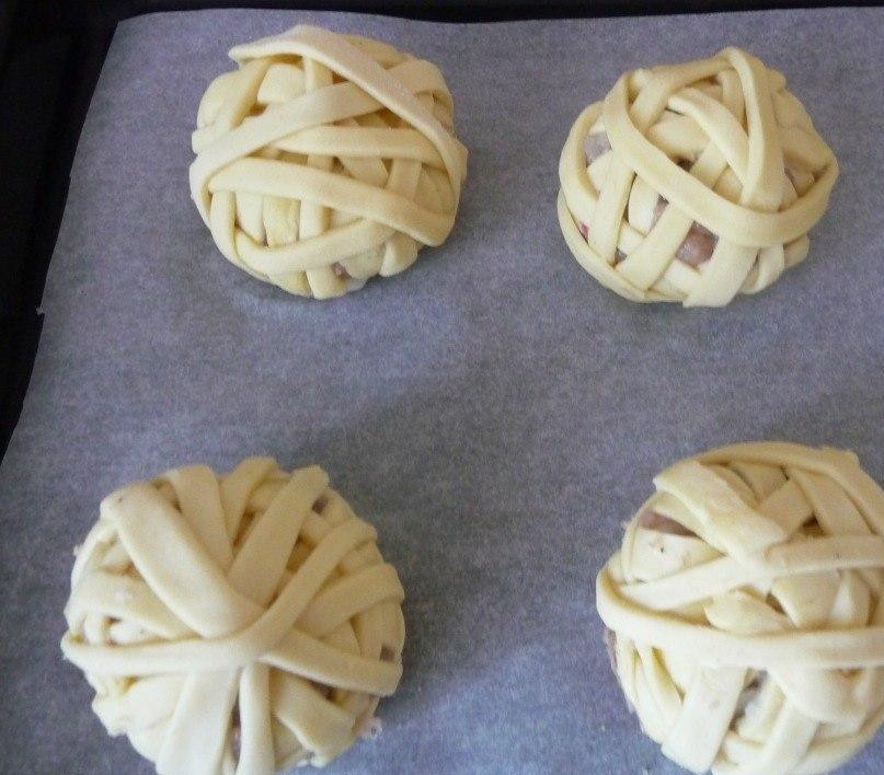 1. Этап. Клубочки ниток: Клубочки выкладываем на противень, закрытый бумагой для выпекания и смазанный маслом. Затем клубки смазать взбитым желтком и отправить в предварительно разогретую духовку до 180-200 градусов. Выпекать до готовности около 30-40 минут.