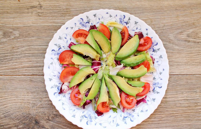 1. Этап. Салат с авокадо и лангустинами: Авокадо разрежьте пополам, удалите косточку и снимите кожуру. Порежьте мякоть авокадо на дольки и выложите на тарелку по кругу.