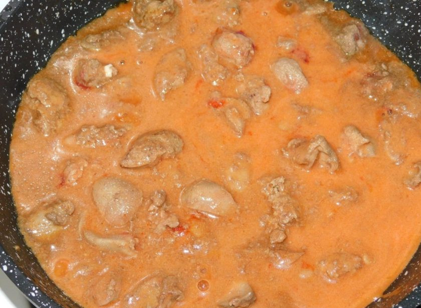 1. Этап. Куриная печень в кисло-сладком соусе: Добавьте мучную смесь в сковороду к печени. Накройте крышкой и тушите минут 10-15. Добавьте по вкусу соль и специи.