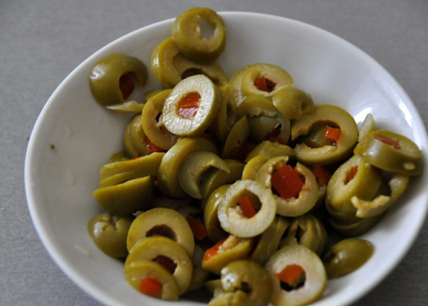 1. Этап. Греческая закуска Мелидзана: Оливки порежьте.