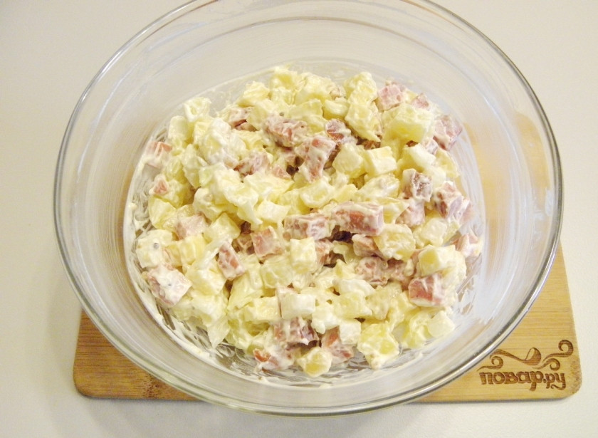 1. Этап. Салат с картошкой и сыром: Подавайте салат через 10-15 минут, чтобы он пропитался. Зелень в салате приветствуется.